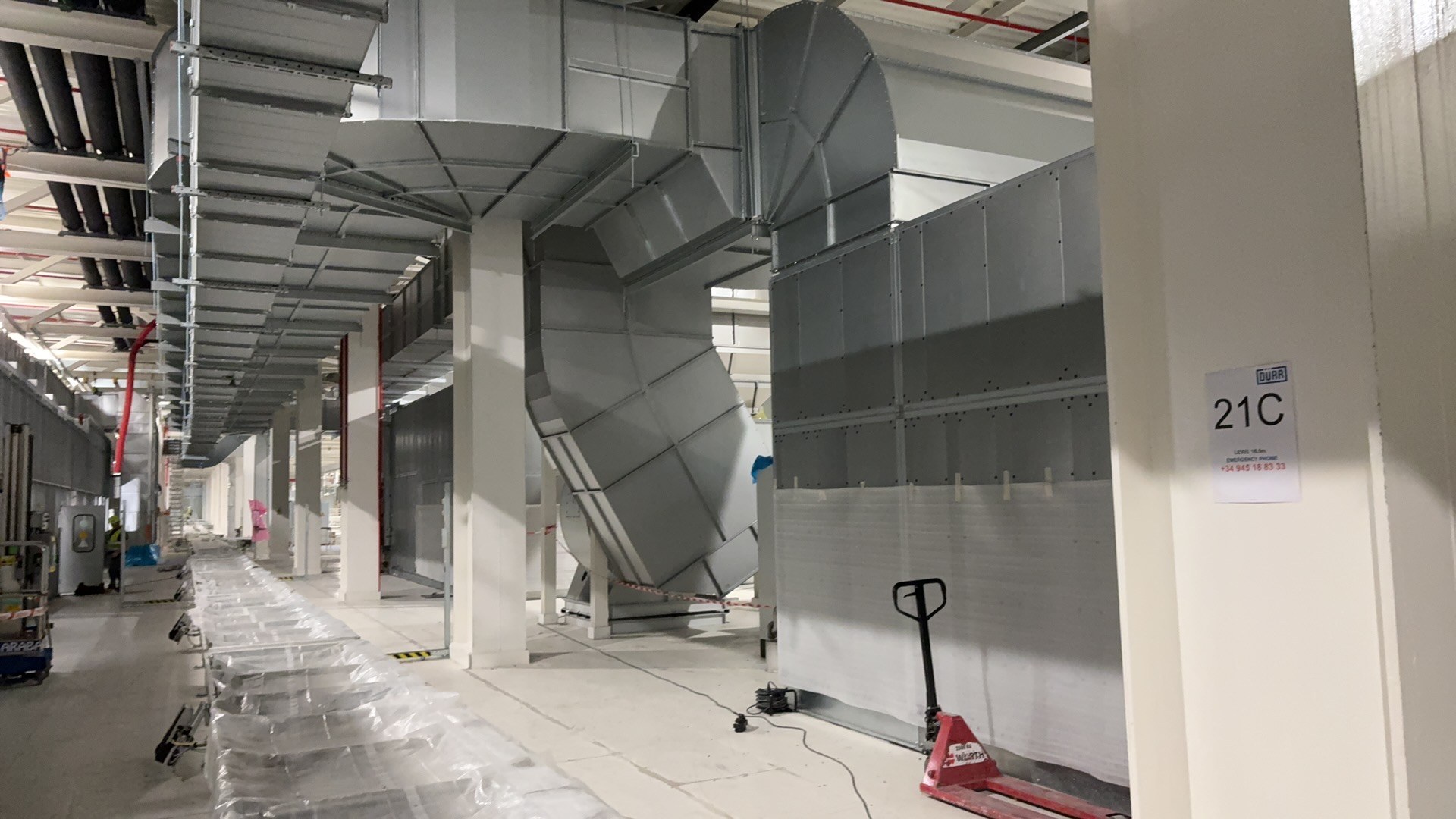 Luftkanalmontage innerhalb einer Produktionshalle