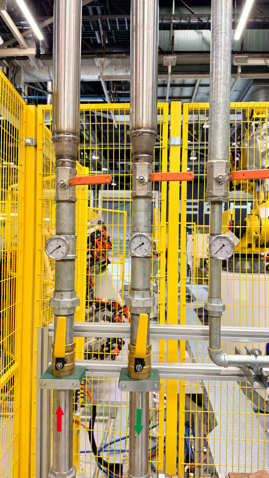Rohrinstallation mit Schweißverbindungen, Armaturen und Manometern
